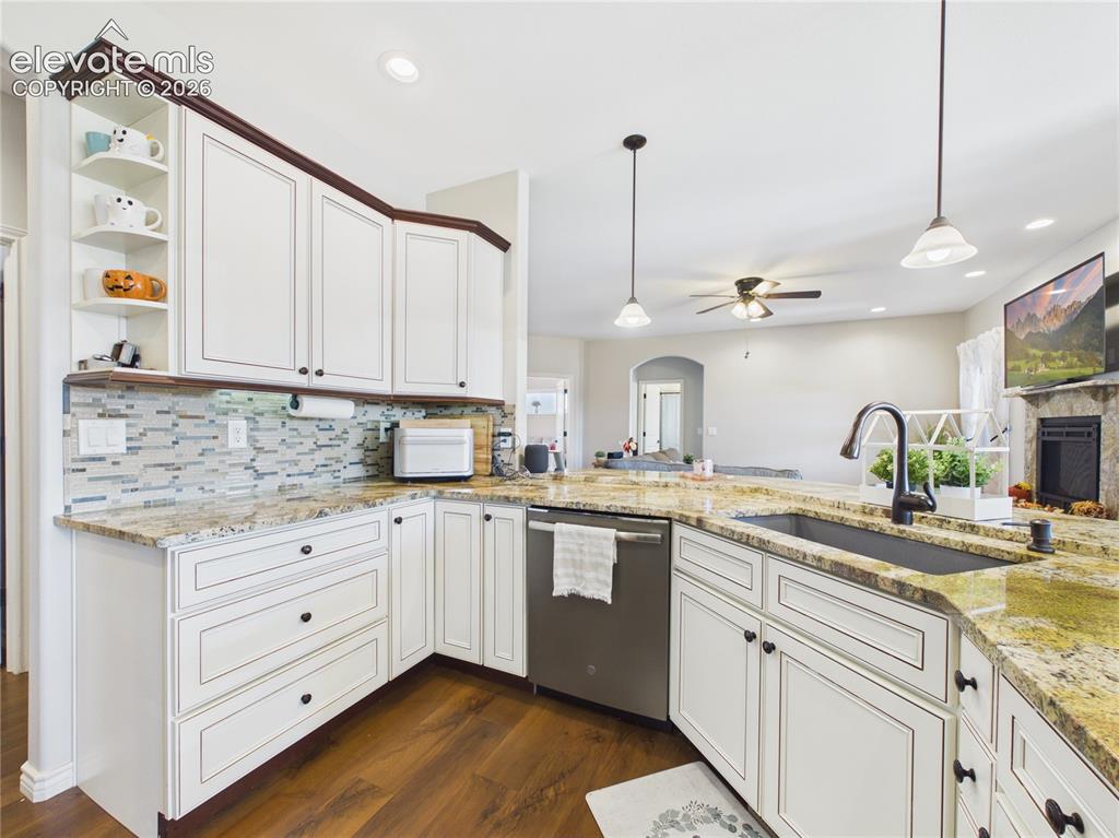 Image 10 of 50: Kitchen