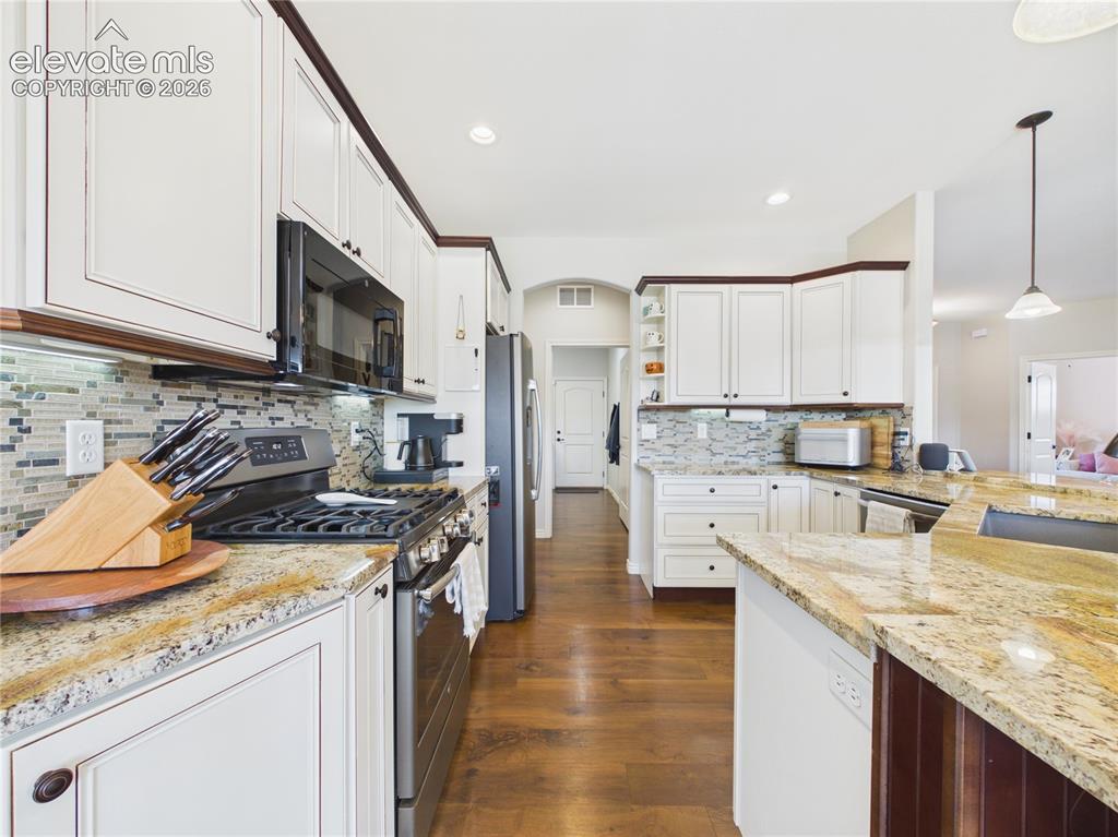 Image 11 of 50: Kitchen