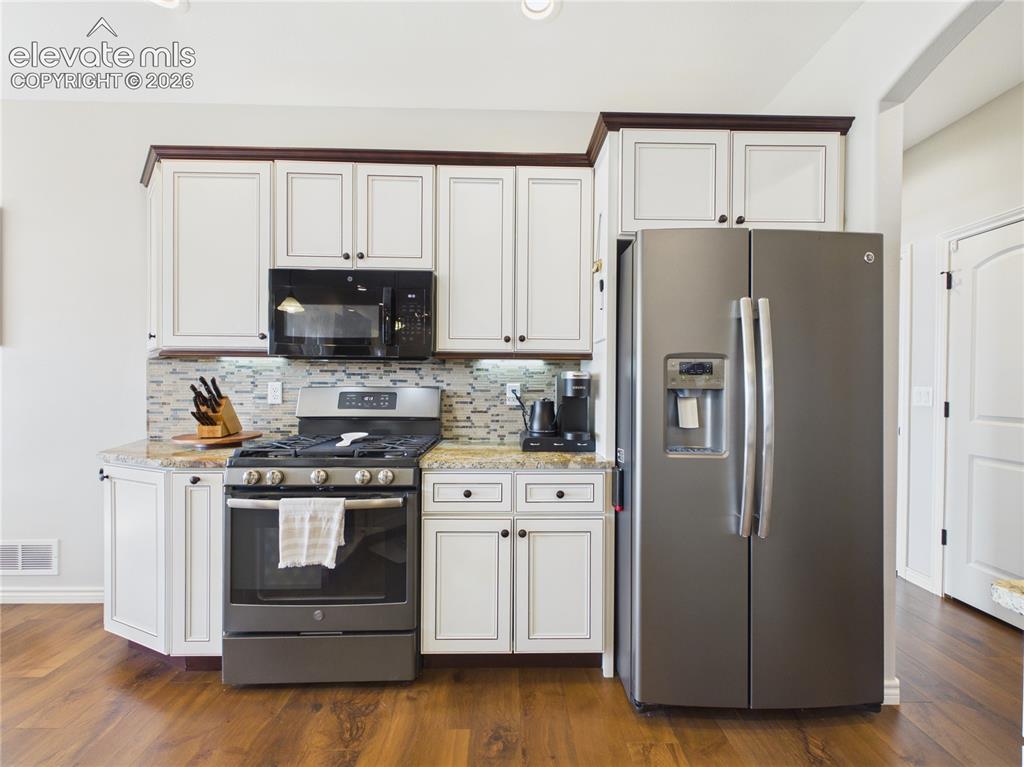 Image 12 of 50: Kitchen