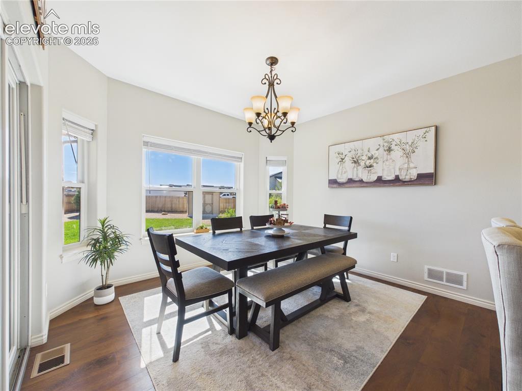 Image 13 of 50: Dining Area