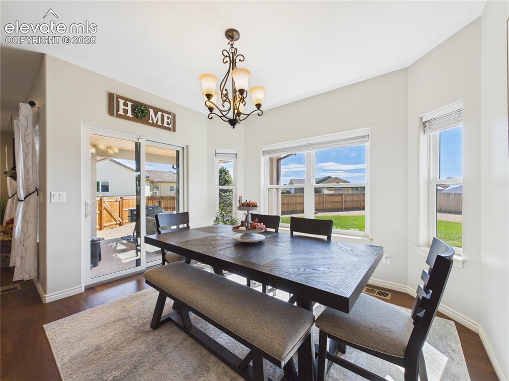Image 14 of 50: Dining Area
