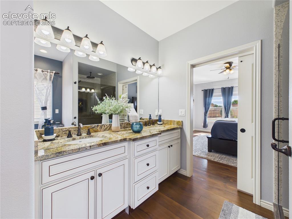 Image 19 of 50: Bathroom