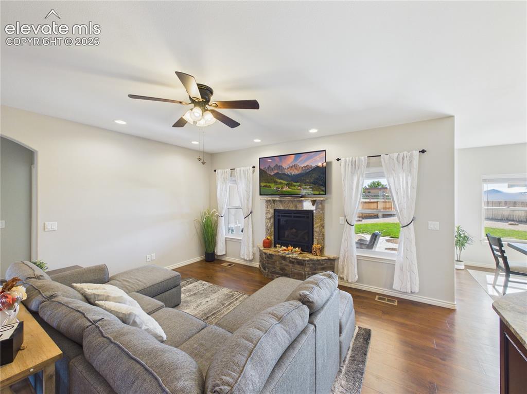 Image 8 of 50: Living Room