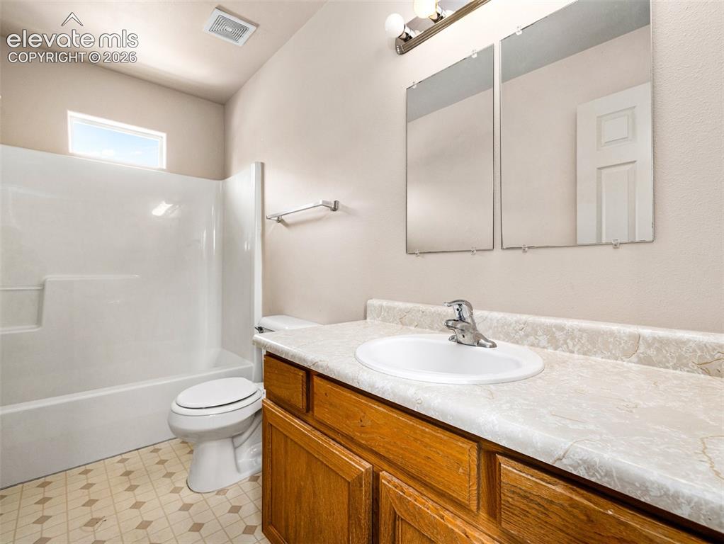 Image 17 of 25: Bathroom