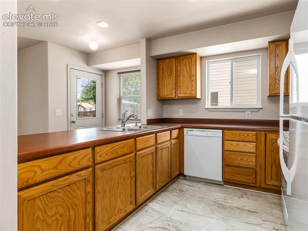 Image 7 of 25: Kitchen
