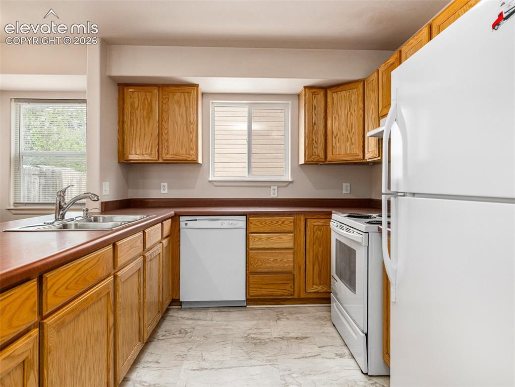 Image 8 of 25: Kitchen