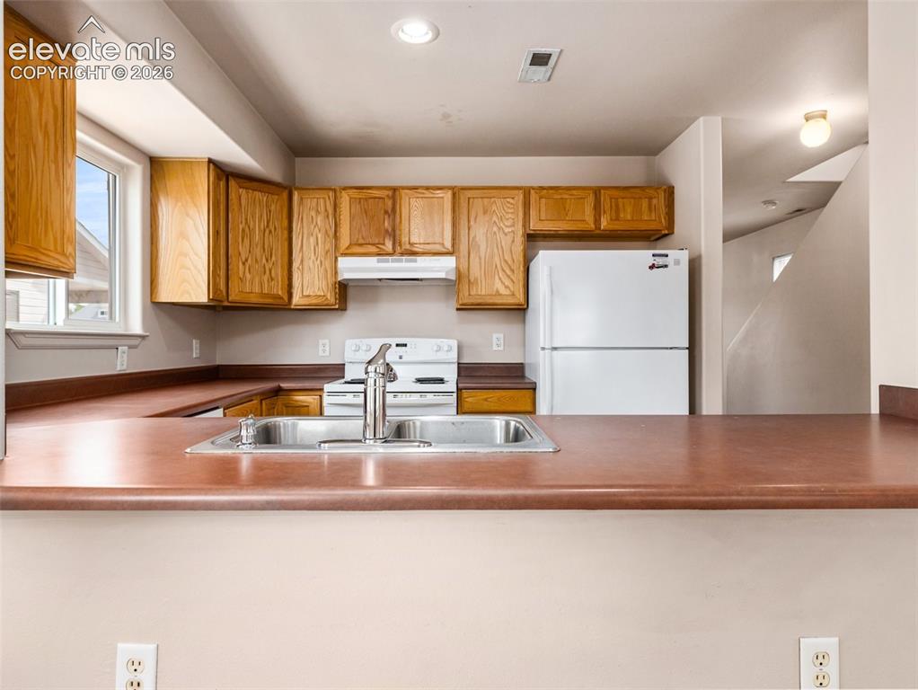 Image 9 of 25: Kitchen