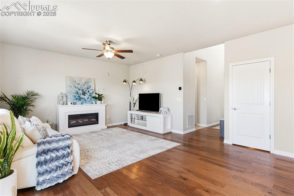 Image 21 of 48: Living Room