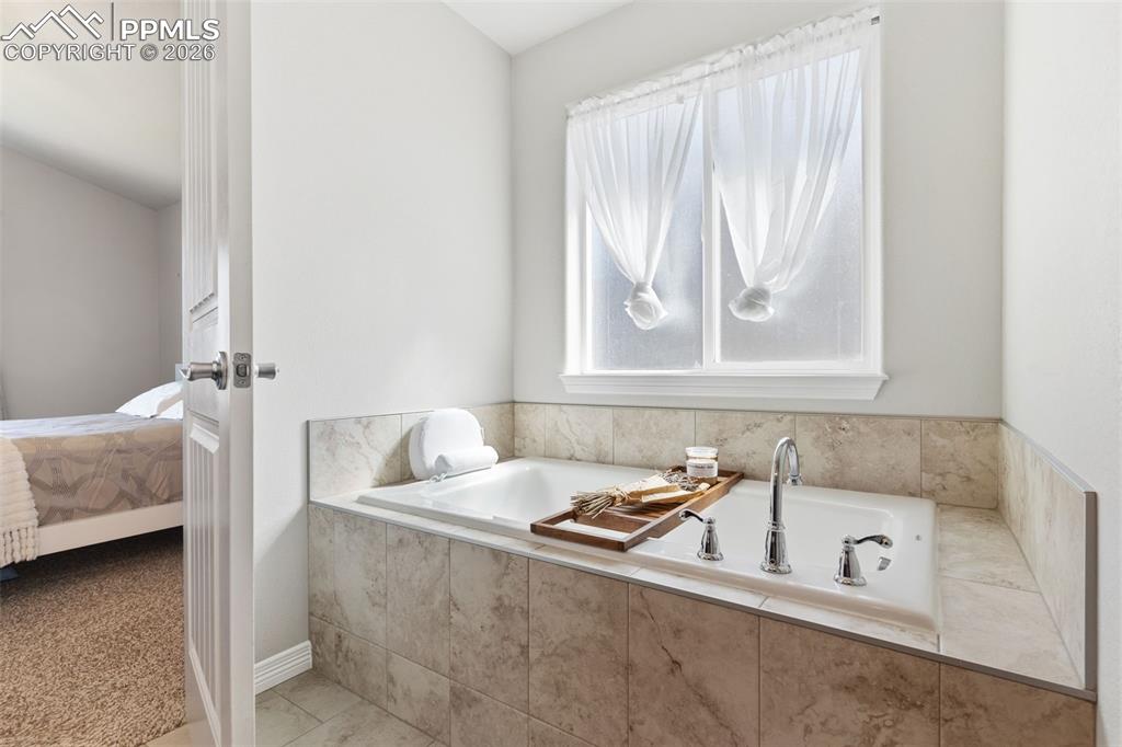 Image 41 of 48: Bathroom