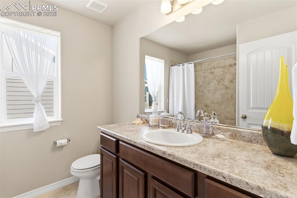 Image 42 of 48: Bathroom