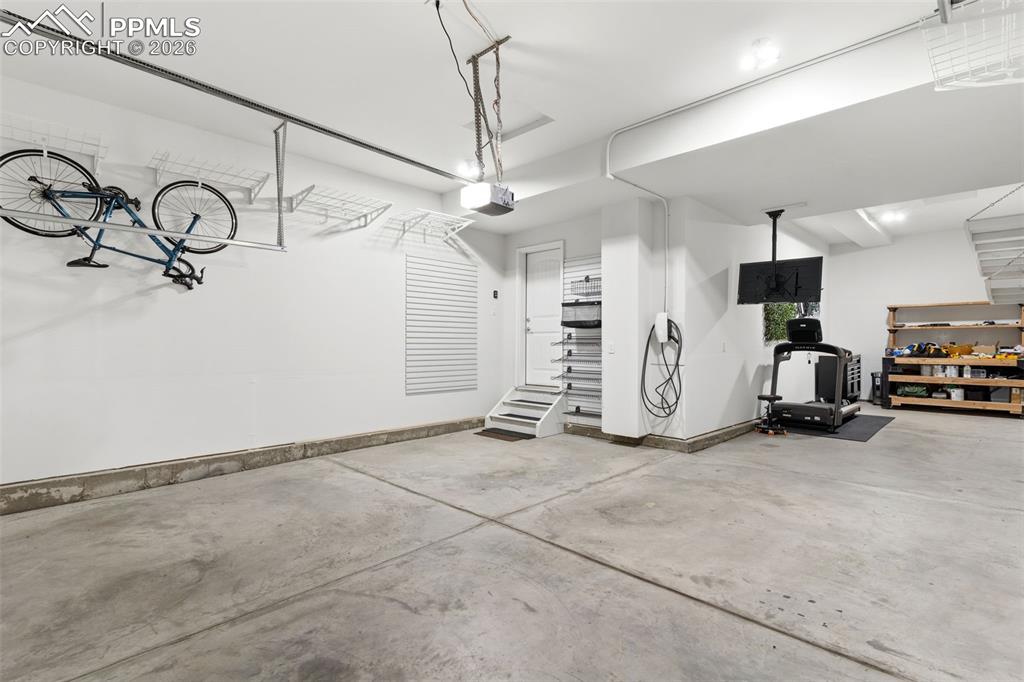 Image 44 of 48: Garage