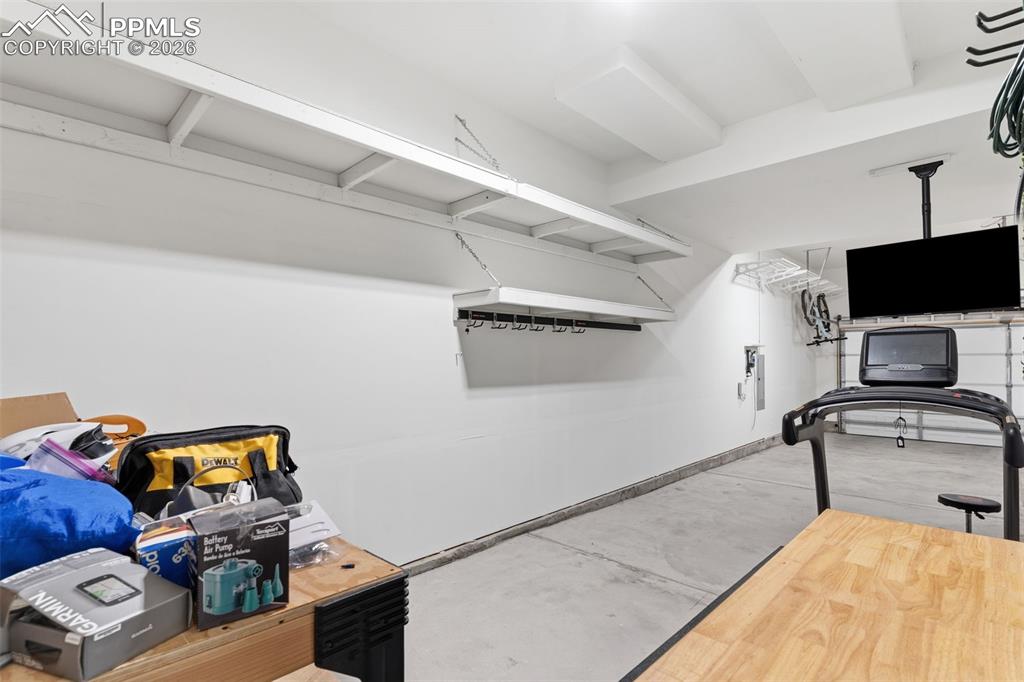 Image 45 of 48: Garage