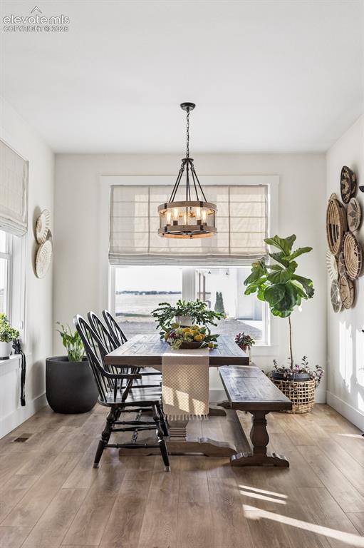 Image 10 of 50: Dining Area