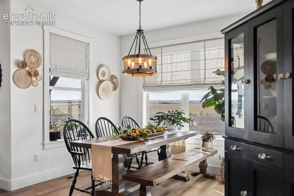 Image 11 of 50: Dining Area