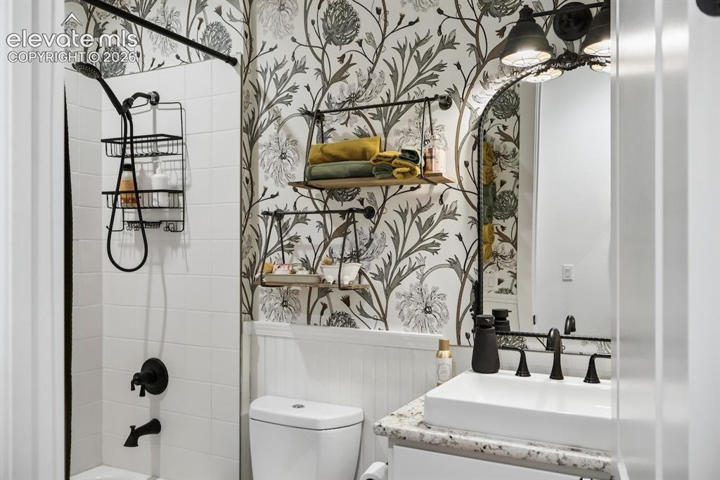 Image 18 of 50: Bathroom