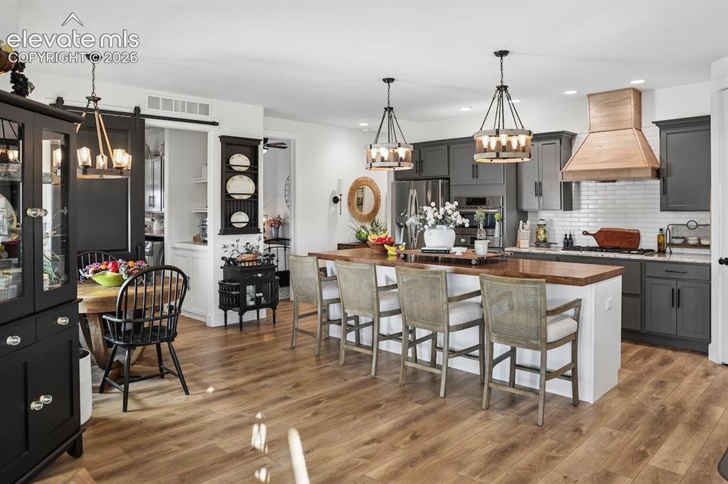 Image 8 of 50: Kitchen