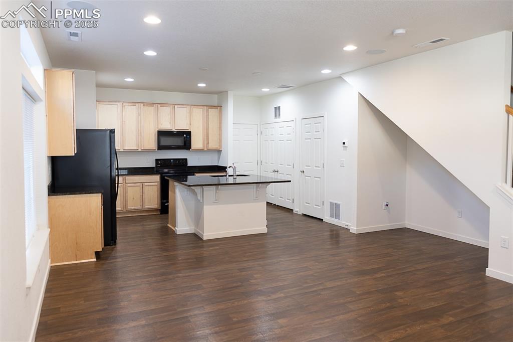 Image 10 of 37: Kitchen