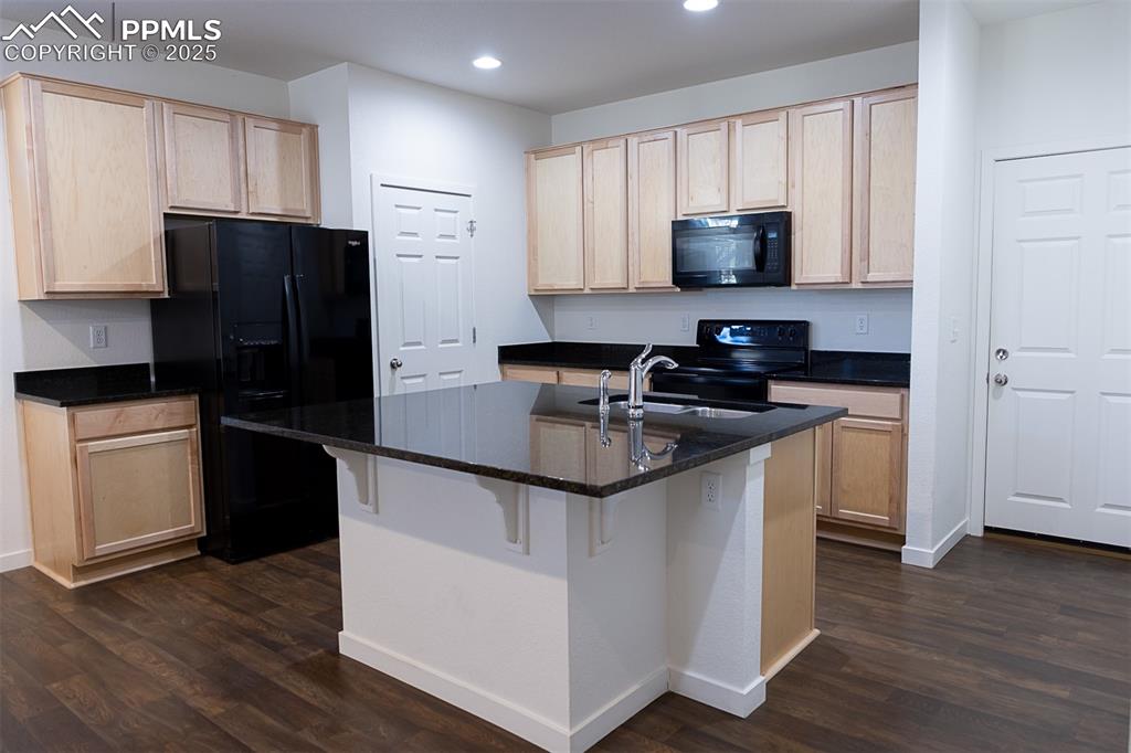 Image 13 of 37: large kitchen island accommodates min. 4 counter stools