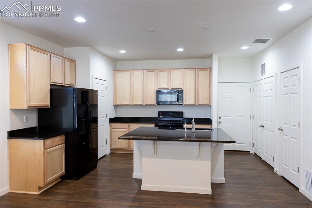 Image 15 of 37: Kitchen