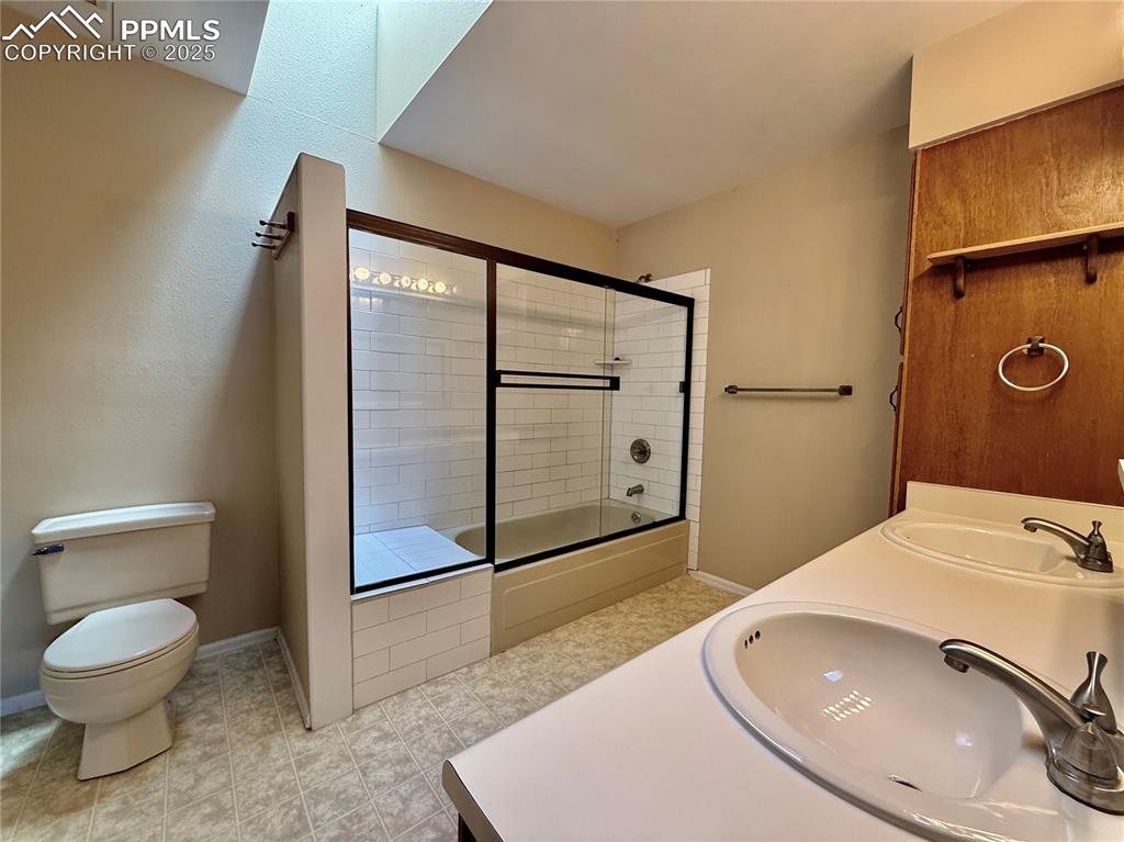 Image 10 of 27: Bathroom