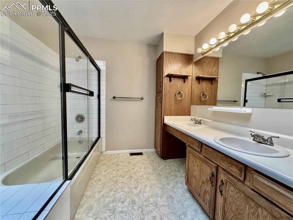 Image 11 of 27: Bathroom