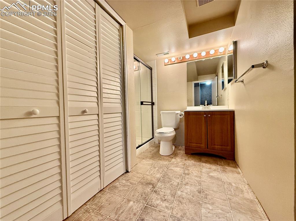 Image 17 of 27: Bathroom