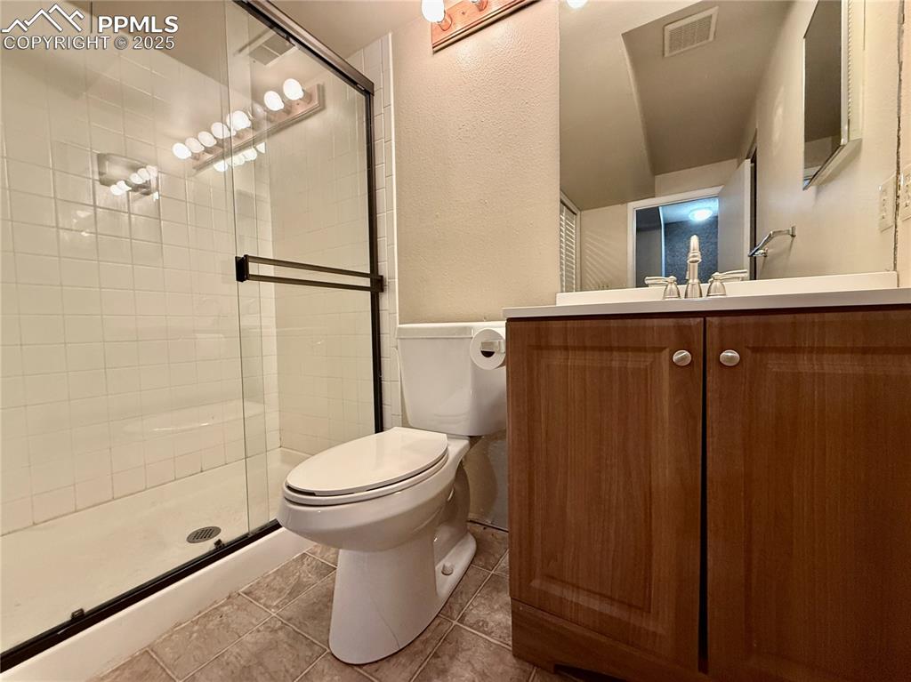 Image 18 of 27: Bathroom