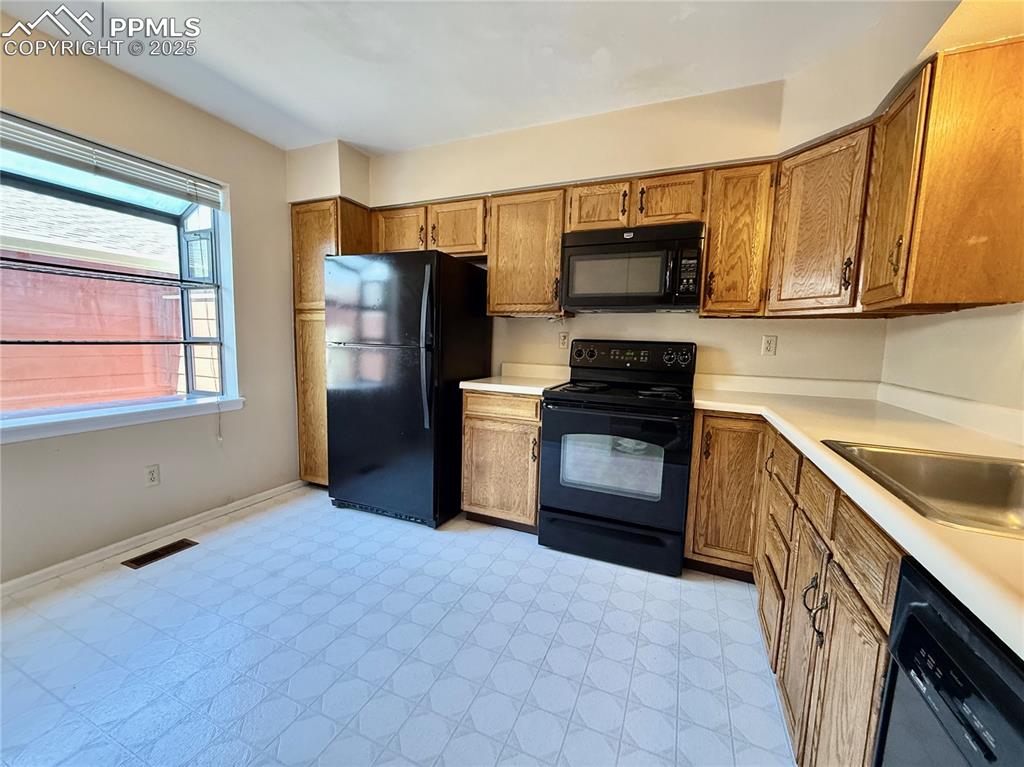 Image 2 of 27: Kitchen