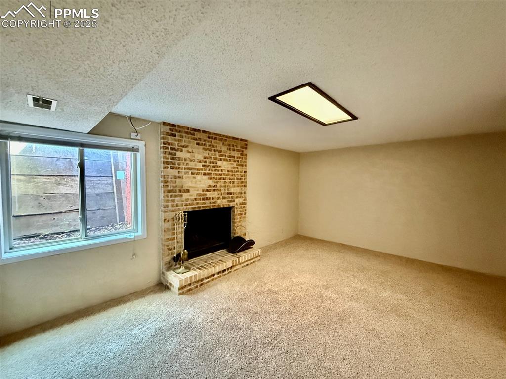 Image 20 of 27: Living Room