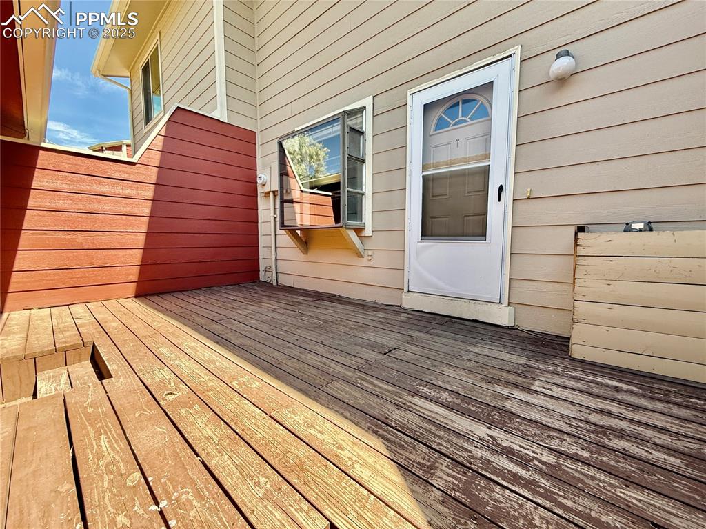 Image 23 of 27: Deck