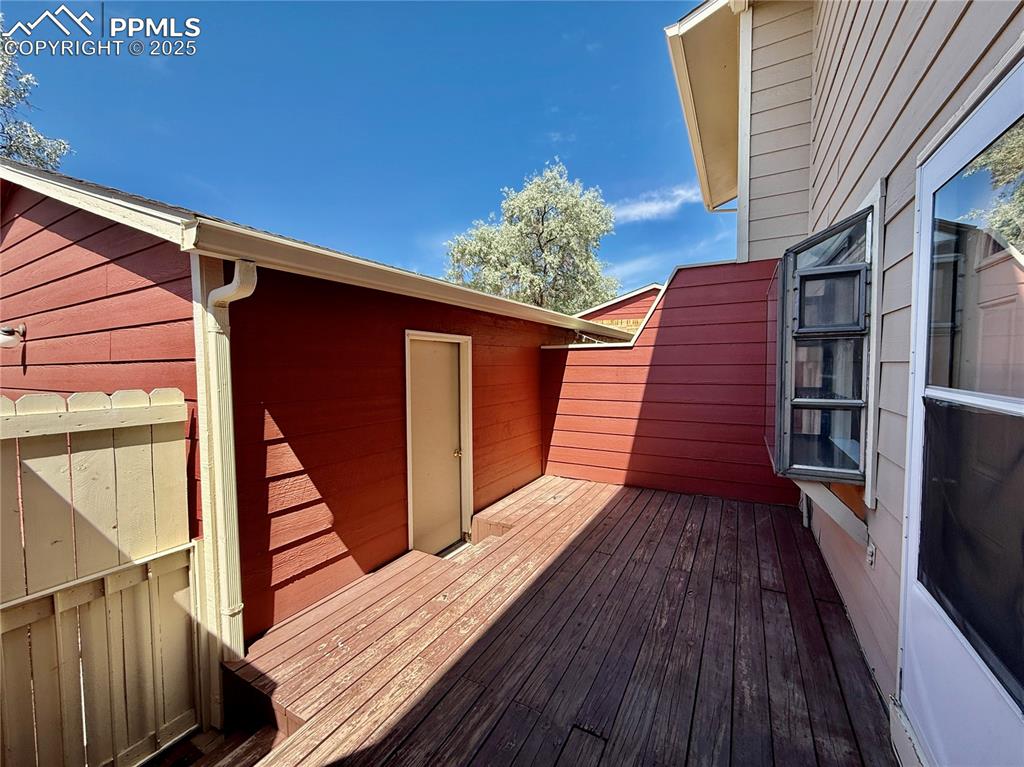 Image 24 of 27: Deck