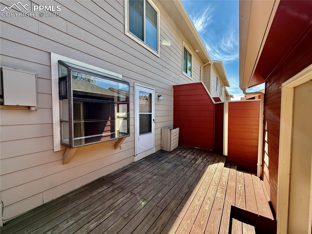 Image 25 of 27: Deck