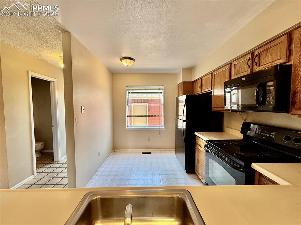 Image 4 of 27: Kitchen