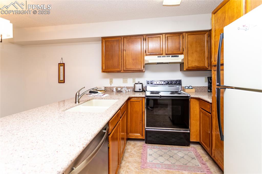 Image 10 of 35: Kitchen