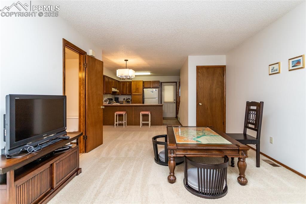 Image 15 of 35: Dining Area