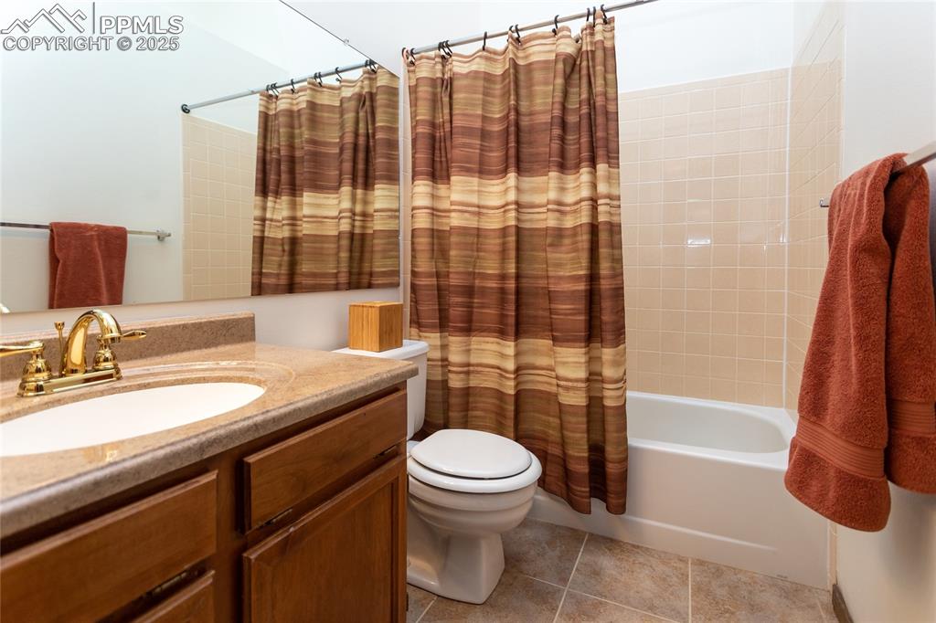 Image 21 of 35: Bathroom