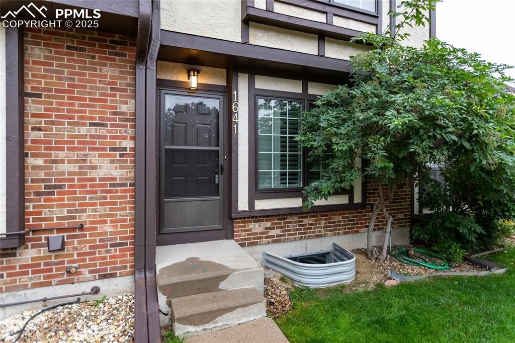 Image 3 of 35: Entry