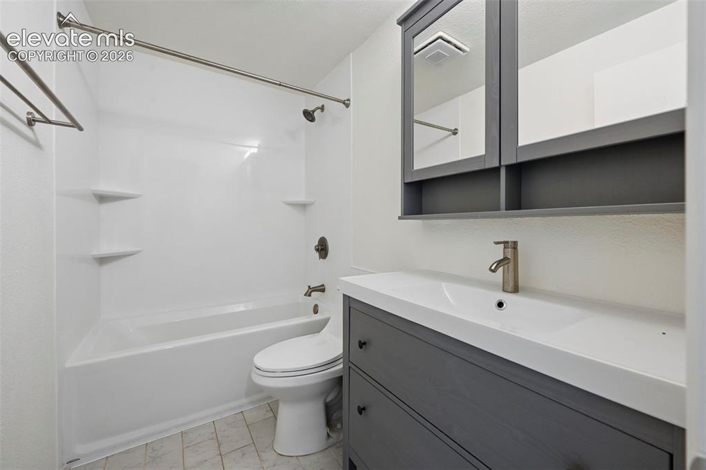 Image 24 of 27: Bathroom