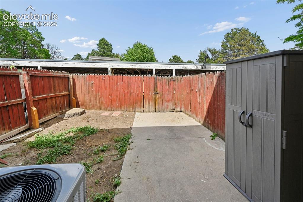 Image 25 of 27: Backyard with tons of potential!