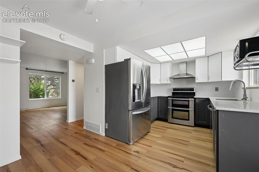 Image 8 of 27: Beautifully updated kitchen