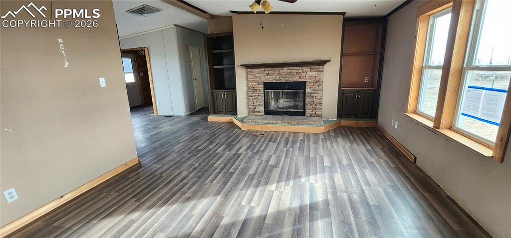 Image 13 of 21: Living Room