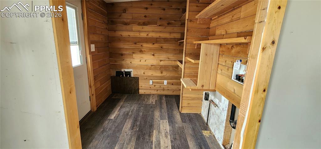 Image 16 of 21: laundry space