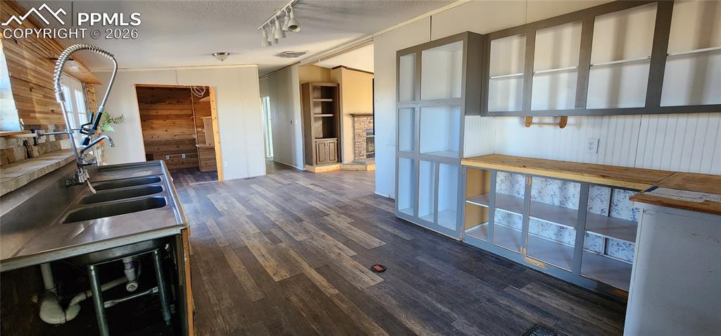 Image 4 of 21: Kitchen