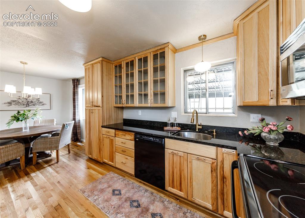 Image 10 of 43: Kitchen