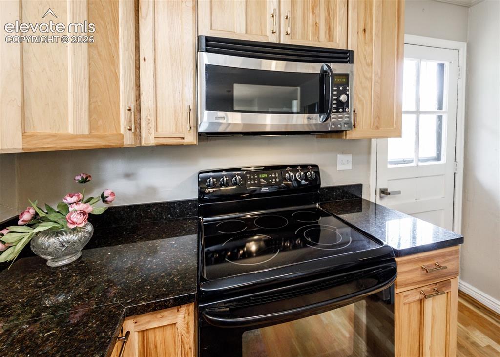 Image 11 of 43: Kitchen