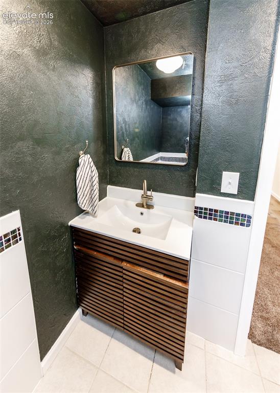 Image 33 of 43: Bathroom