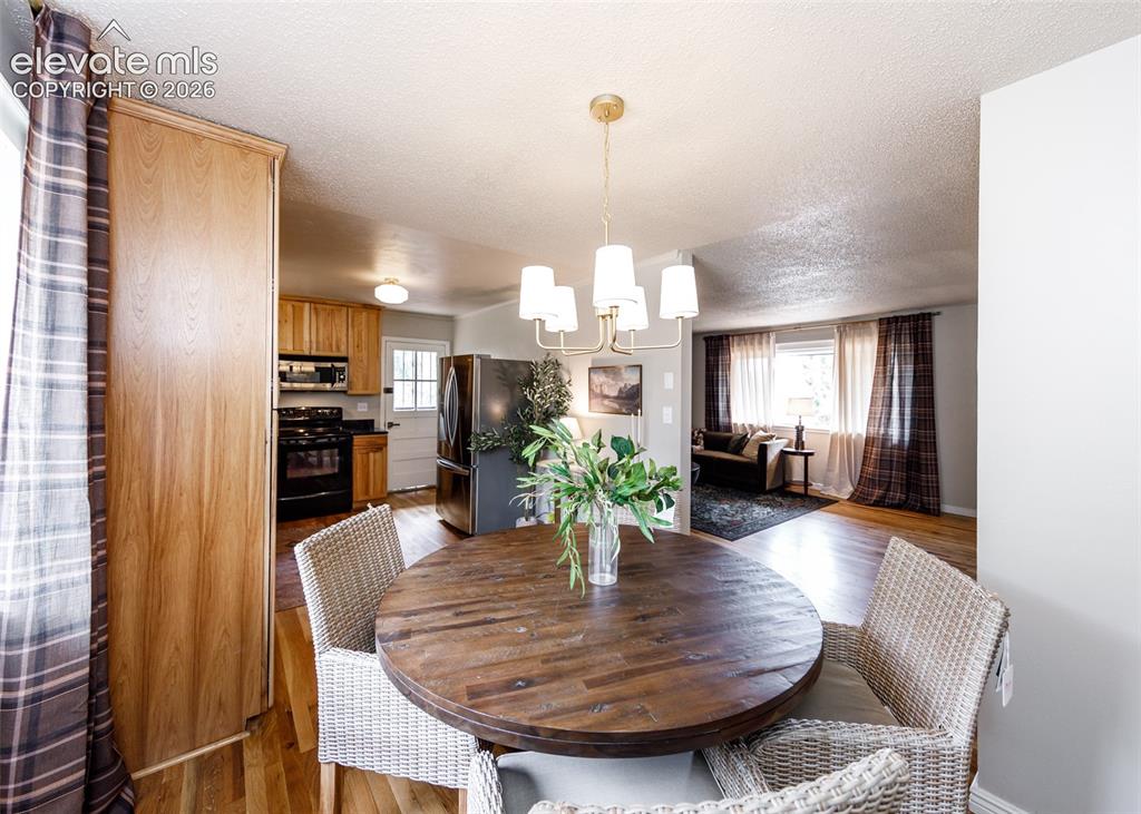 Image 8 of 43: Dining Area