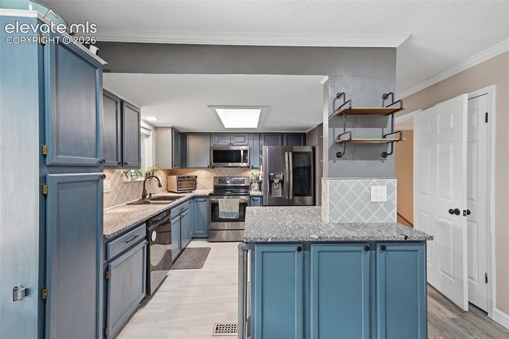 Image 15 of 43: Kitchen