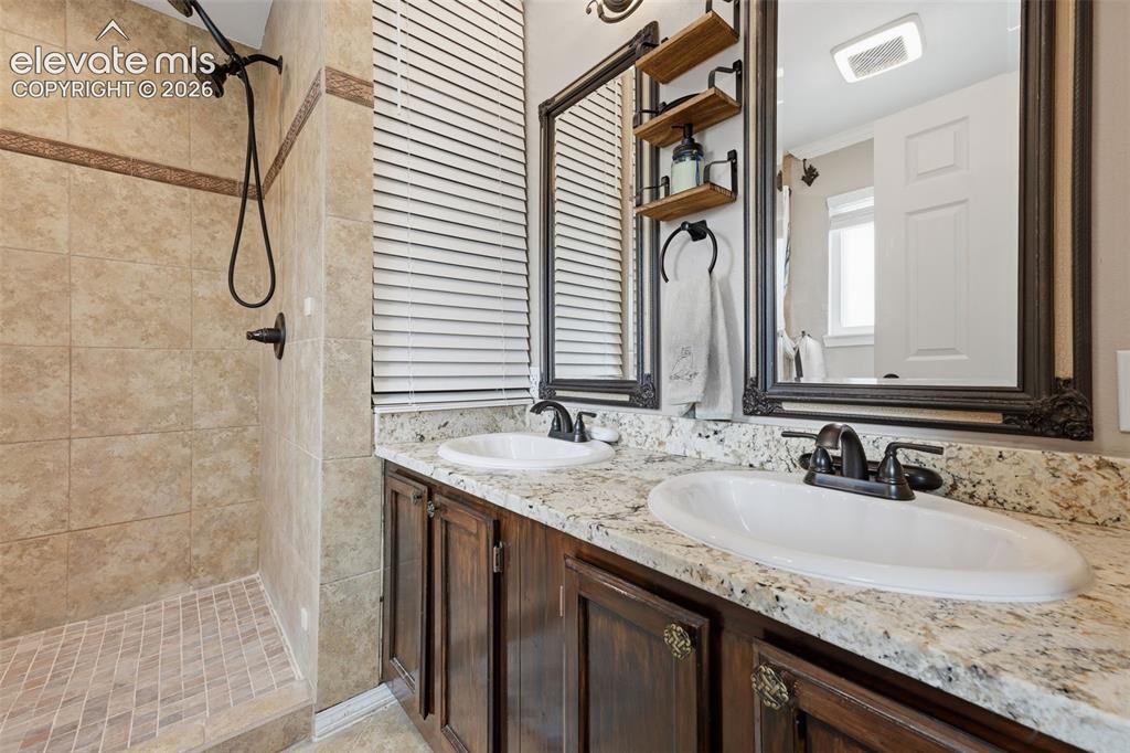 Image 18 of 43: Bathroom