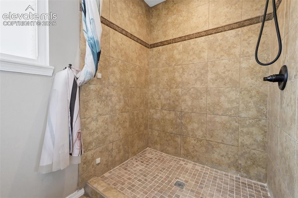 Image 19 of 43: Bathroom